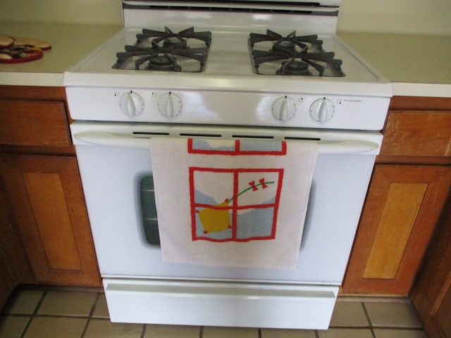 room details featuring gas range gas stove