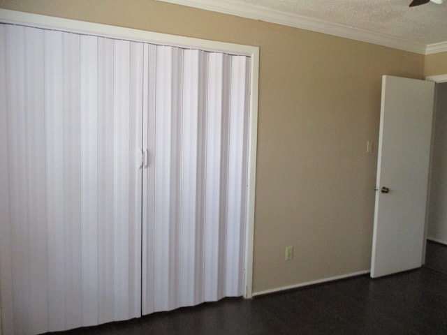 unfurnished bedroom featuring ceiling fan, a textured ceiling, and ornamental molding