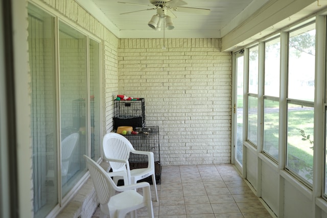 sunroom with ceiling fan