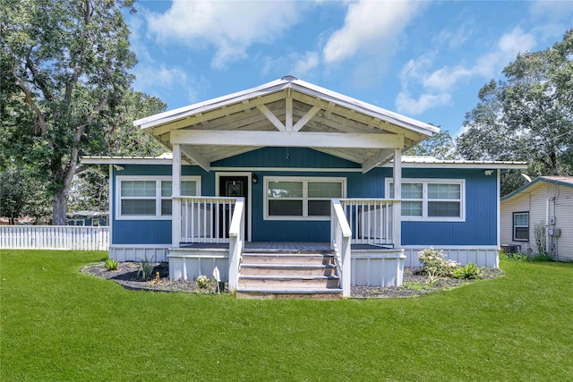 view of front of house featuring a front lawn