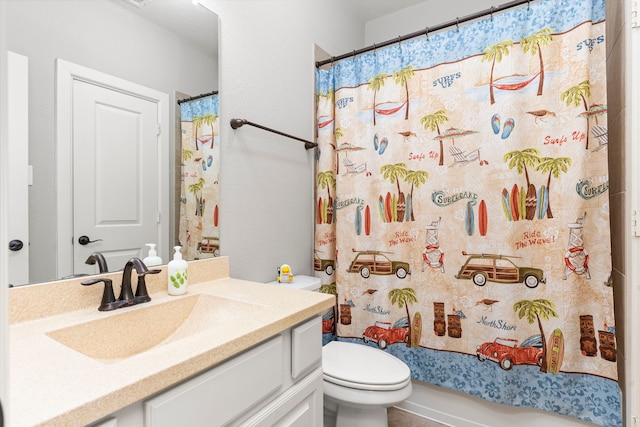 bathroom featuring a shower with curtain, vanity, and toilet