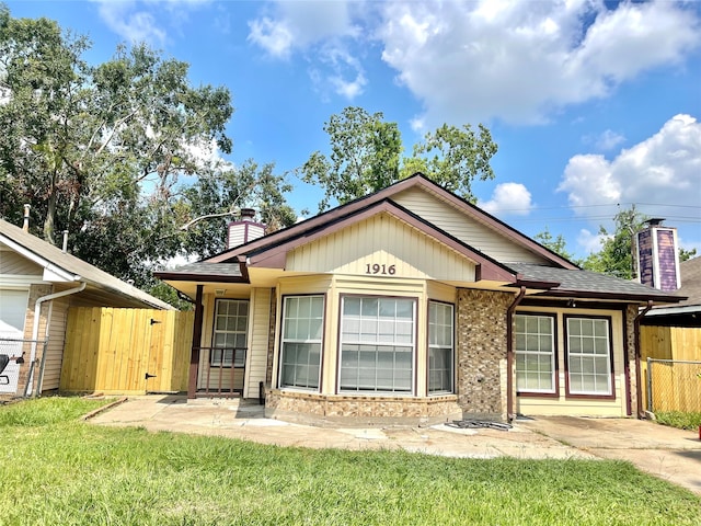 view of front of property featuring a front lawn