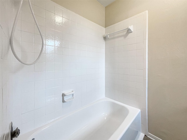 bathroom featuring tiled shower / bath combo