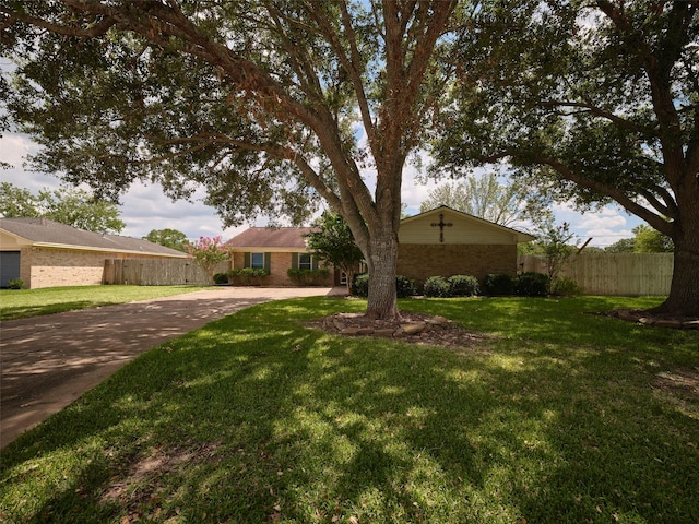 single story home featuring a front yard