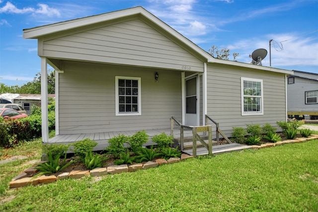 bungalow-style home featuring a front lawn