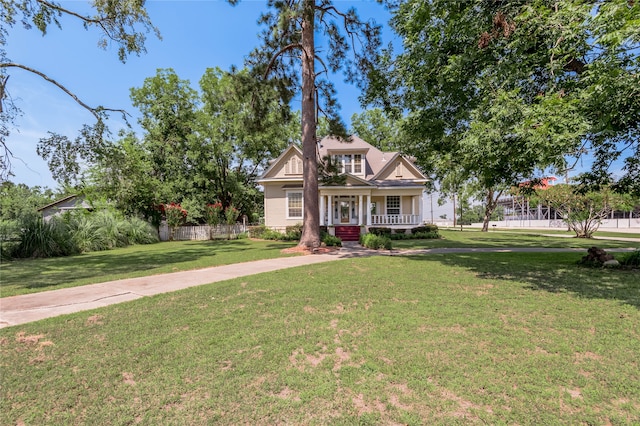 view of front facade featuring covered porch and a front lawn