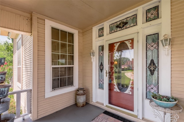 entrance to property featuring covered porch