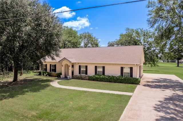 ranch-style home featuring a front lawn