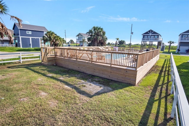 view of yard featuring a swimming pool