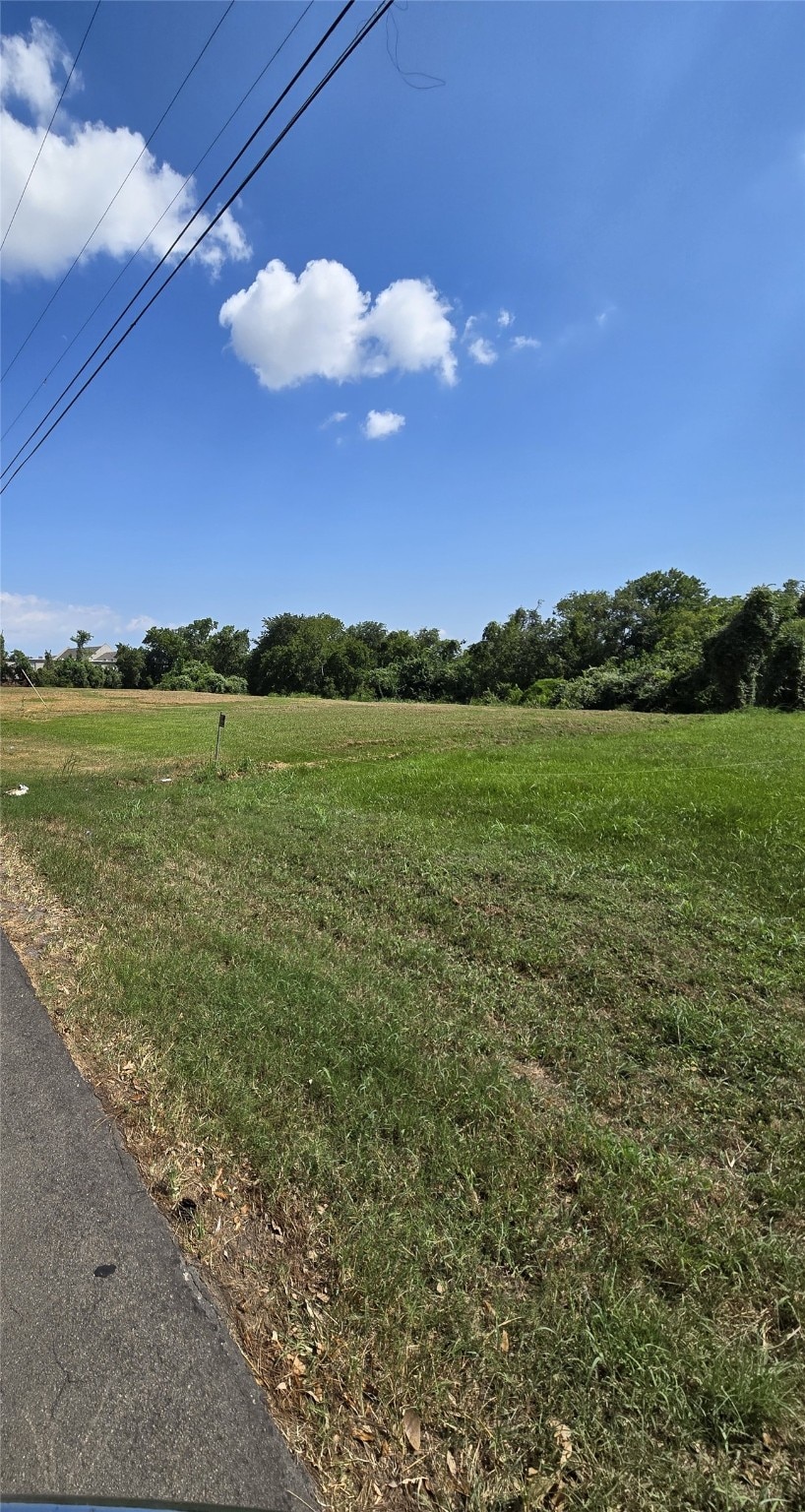 2205 Woodlawn St, Baytown, TX 77520