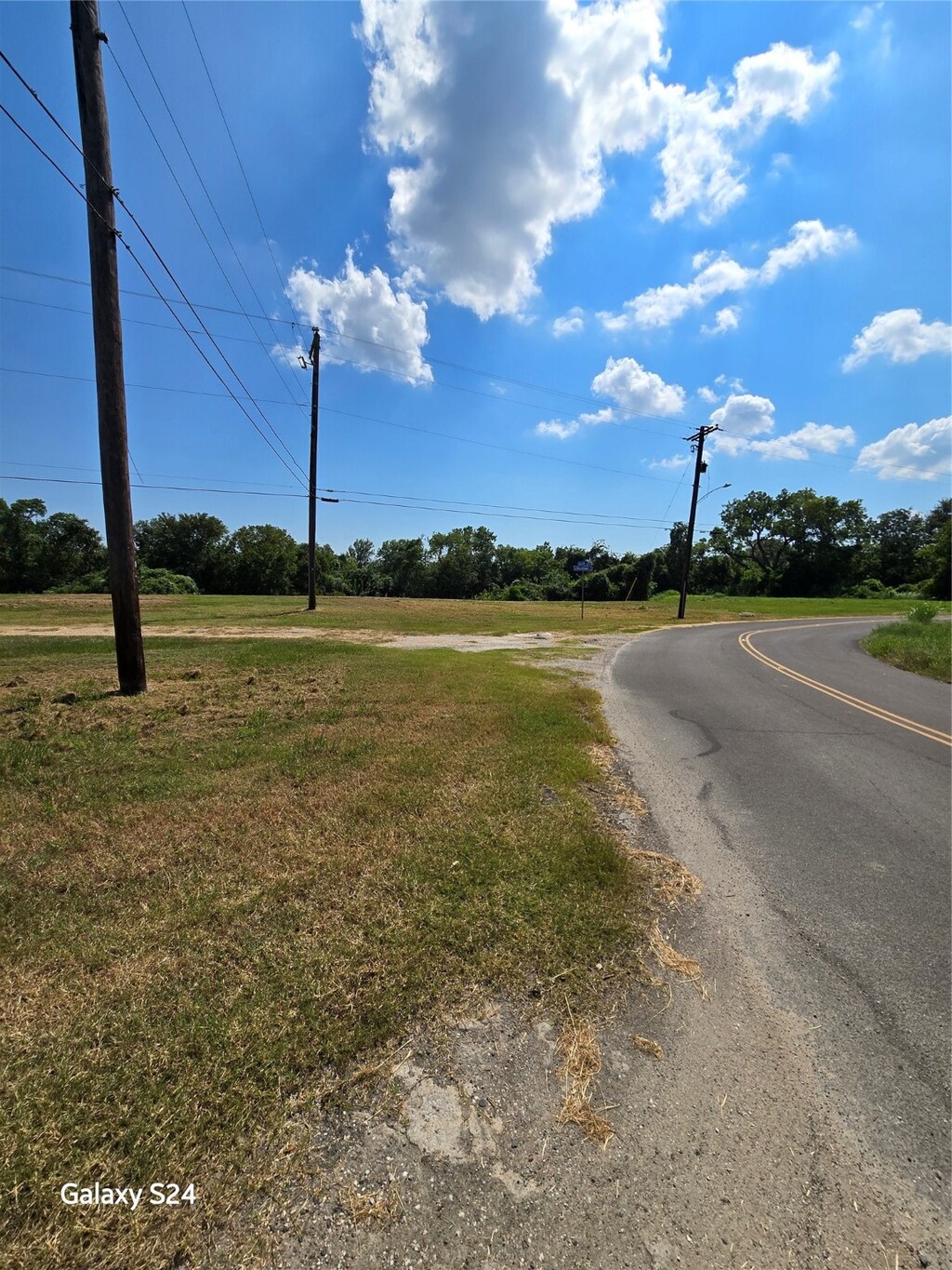 2205 Woodlawn St, Baytown, TX 77520