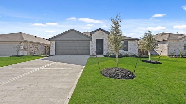 view of front of property featuring a front lawn and a garage