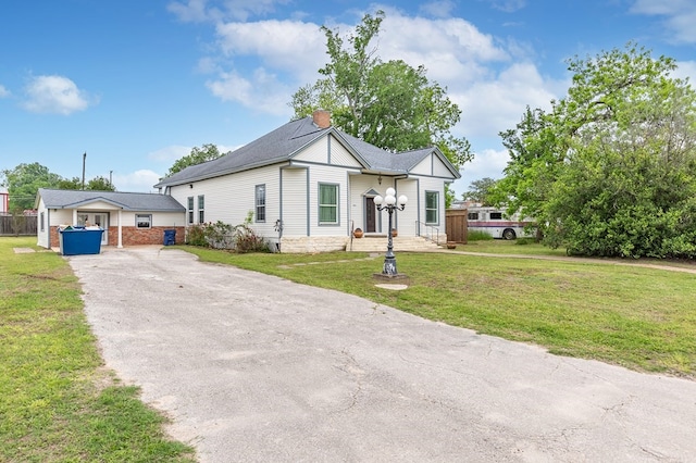 view of front of home featuring a front yard