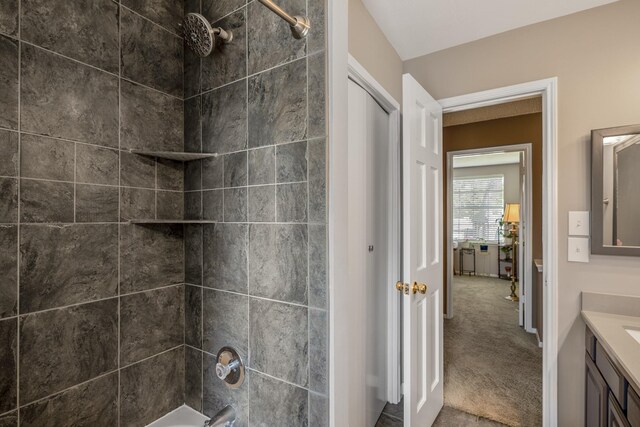 bathroom with vanity and tiled shower / bath