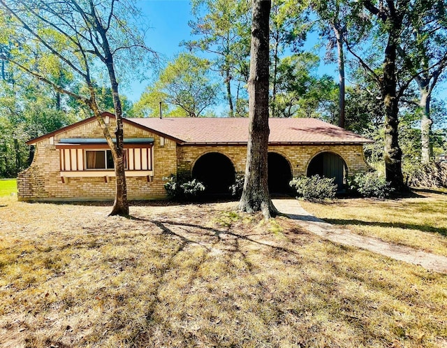 single story home featuring a front yard