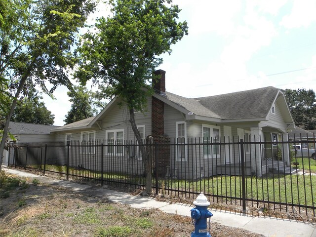 view of side of property featuring a lawn