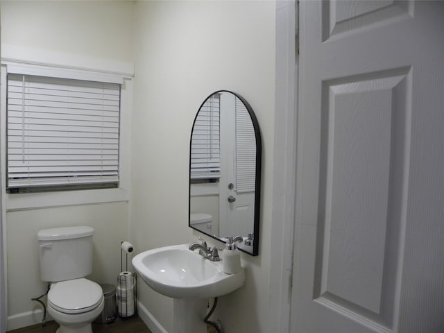 bathroom featuring toilet and sink