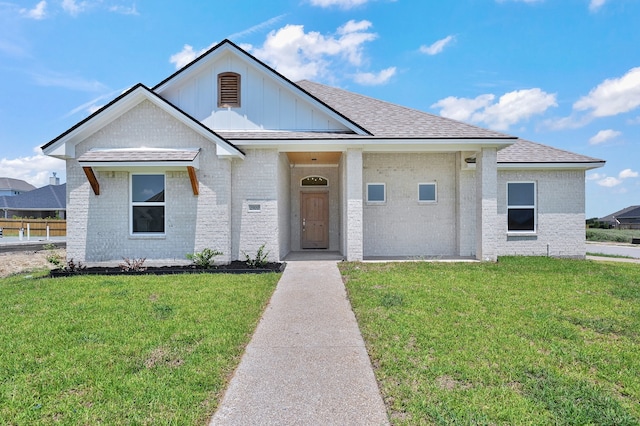 view of front of home featuring a front yard