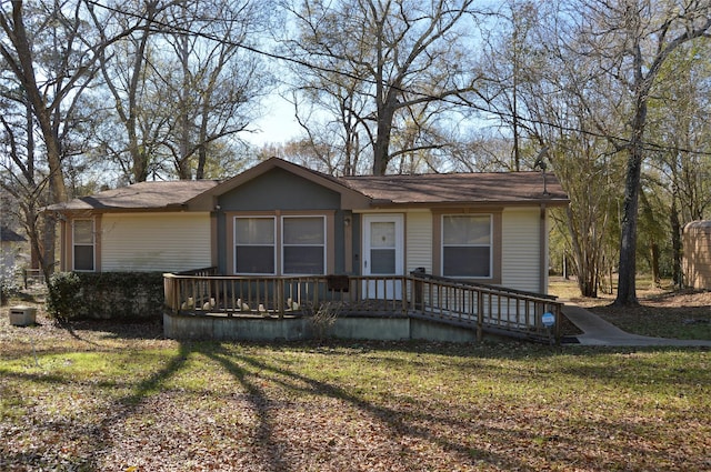 view of front facade featuring a front yard