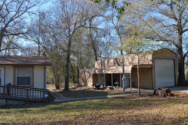 view of yard with an outbuilding and a garage