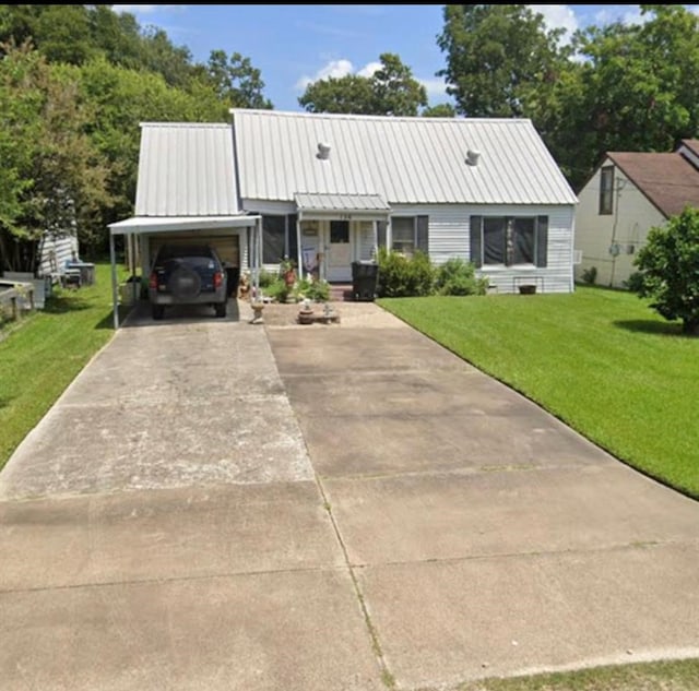 view of front of property with a carport and a front lawn