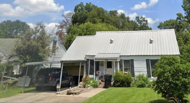 view of front facade featuring a front lawn