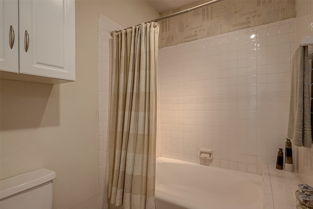 bathroom featuring toilet and shower / bath combo