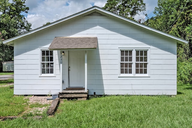 view of front of house featuring a front yard