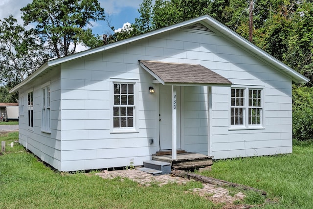 view of front of property featuring a front lawn