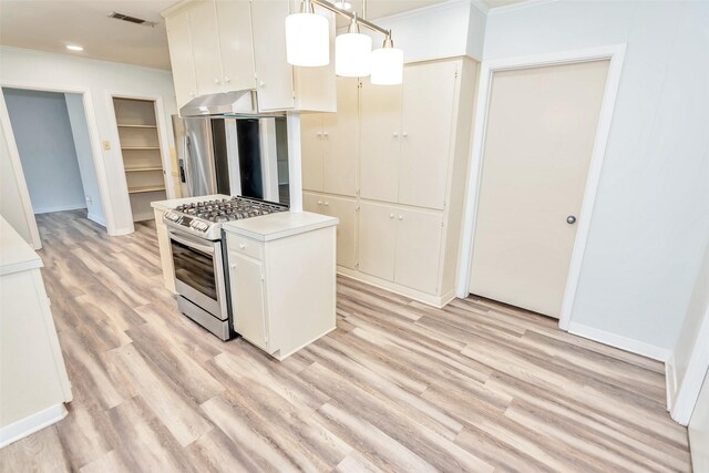 kitchen with stainless steel appliances, hanging light fixtures, light hardwood / wood-style floors, and crown molding