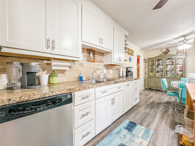 kitchen featuring light hardwood / wood-style flooring, stainless steel dishwasher, backsplash, ceiling fan, and sink