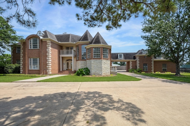 view of front of home with a balcony