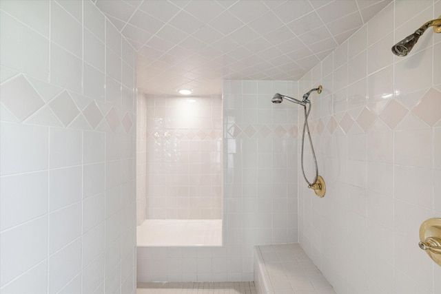 bathroom featuring a tile shower