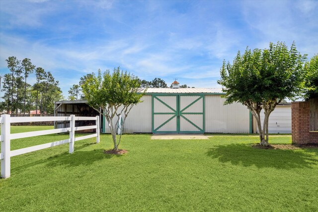 view of yard featuring an outbuilding