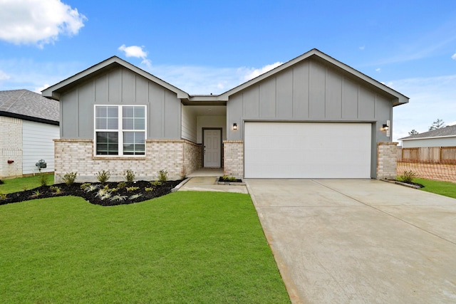 view of front of home featuring a front yard and a garage