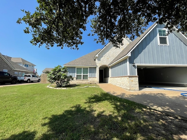 view of front facade featuring a front yard