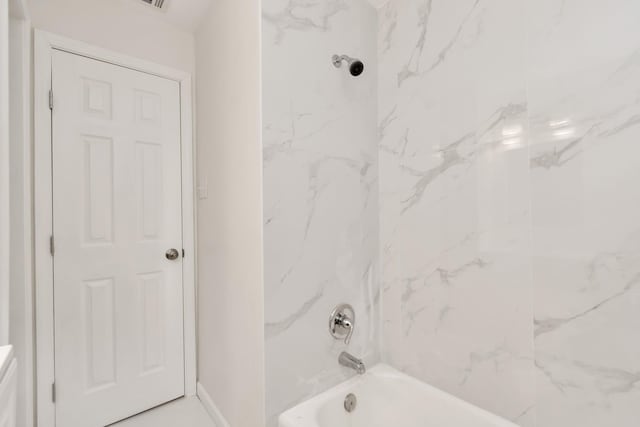 bathroom featuring tiled shower / bath combo