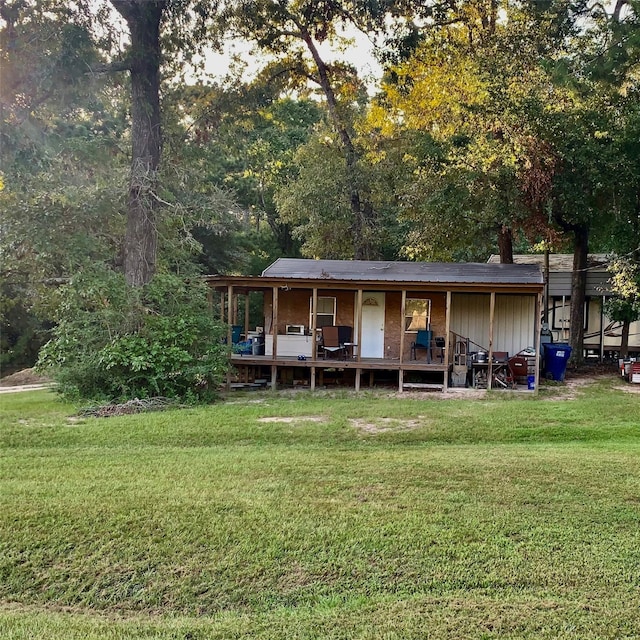 view of front facade featuring a front lawn