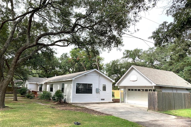 ranch-style house featuring a front lawn