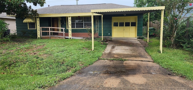 view of front facade featuring a front lawn and a garage