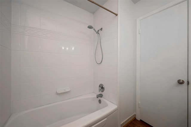 bathroom with tiled shower / bath combo