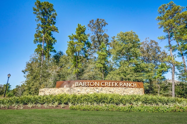 community / neighborhood sign featuring a yard