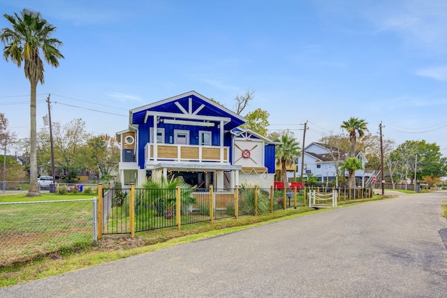 view of front of property featuring a front yard