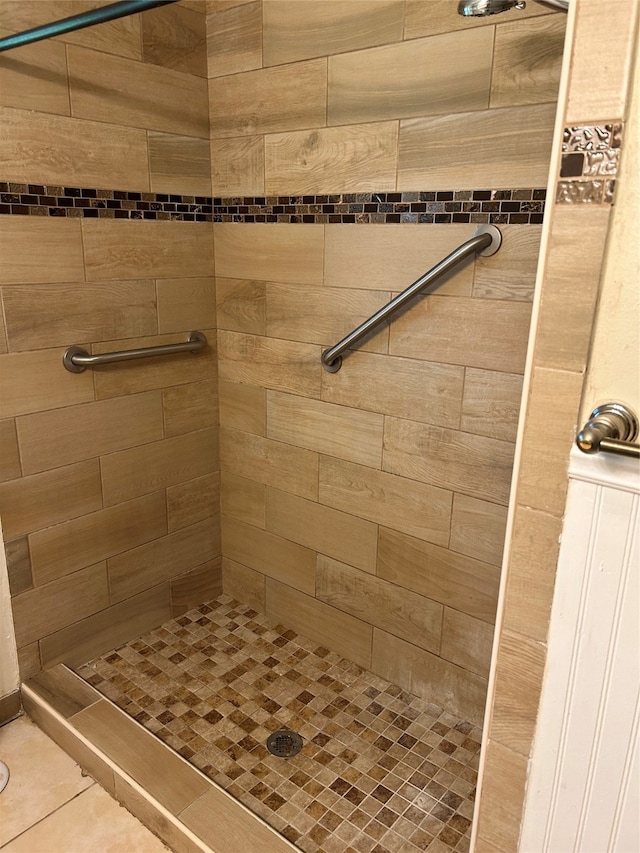 bathroom featuring tiled shower