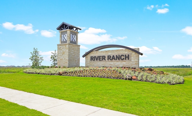 community sign with a lawn