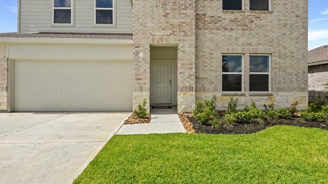 view of front of property featuring a front yard and a garage