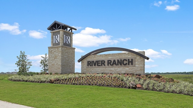 community sign featuring a yard