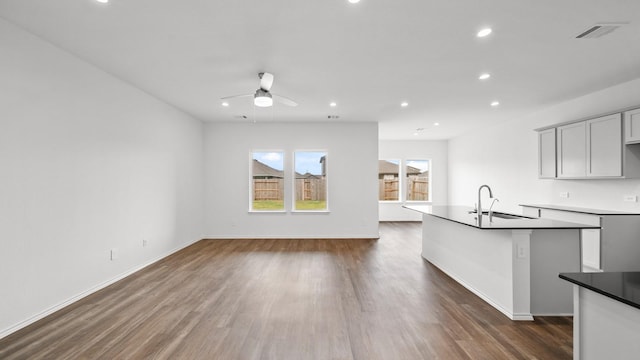 kitchen featuring gray cabinetry, ceiling fan, dark hardwood / wood-style floors, and sink