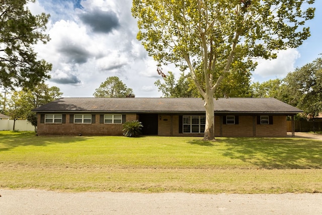 single story home featuring a front lawn