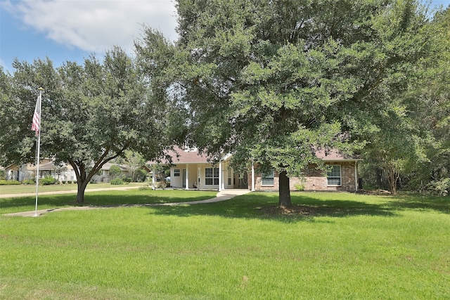 view of front of property featuring a front lawn